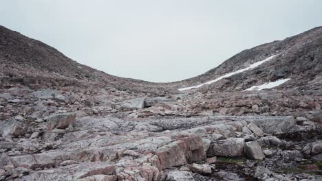 Ein-Exquisiter-Anblick-Eines-Schroffen-Berges-In-Kvaenan,-Norwegen-–-Aus-Nächster-Nähe