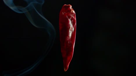 Rauch-Zieht-An-Einem-Roten,-Würzigen-Chili-Vorbei