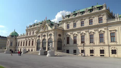 Haupteingang-Zum-Oberen-Belvedere-Palast-Mit-österreichischer-Flagge,-Die-An-Einem-Sonnigen-Tag-Auf-Dem-Dach-Weht