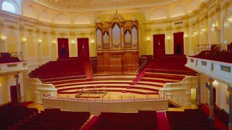 Konzertsaal-Amsterdam,-Blick-Auf-Den-Hauptsaal-Mit-Roten-Samtsitzen-Und-Bühne