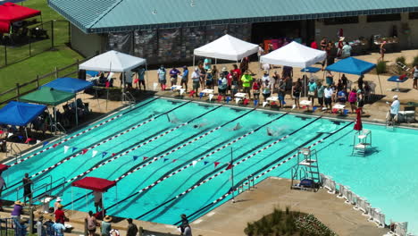 Schwimmwettbewerb-Im-Familienwasserzentrum-Der-Stadt-Siloam-Springs-In-Arkansas,-USA