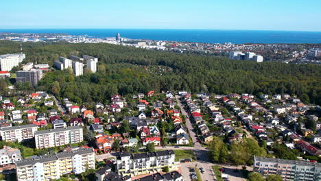 Visión-Panorámica-De-Gdynia-Witomino-Polonia,-Casas-Suburbanas-Rodeadas-De-Densos-Bosques-Junto-Al-Mar