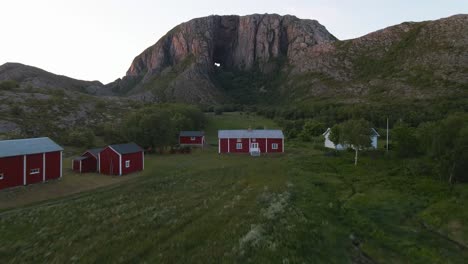 Torghatten-Es-Una-Montaña-En-La-Isla-Torget-En-El-Condado-De-Nordland,-Noruega