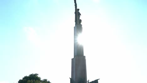 Das-Heldendenkmal-Der-Roten-Armee-In-Wien-Wurde-Zum-Gedenken-An-Die-17.000-Soldaten-Der-Roten-Armee-Errichtet