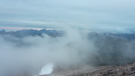 Una-Vista-Más-Cercana-Del-Pico-De-La-Montaña-Brumosa-En-Kvænan,-Isla-Senja,-Noruega