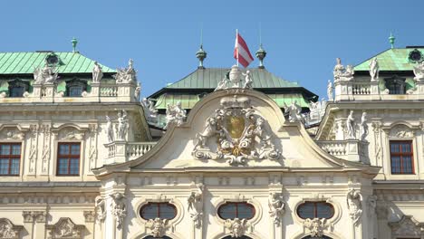 Die-österreichische-Flagge-Weht-Im-Wind-Auf-Dem-Dach-Des-Oberen-Belvedere-Palastes