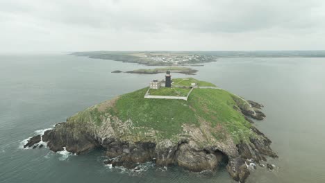 Luftaufnahme-Des-Leuchtturms-Von-Ballycotton-Auf-Der-Insel-County-Cork-In-Irland-Mit-Dramatischem-Himmel-Im-Hintergrund