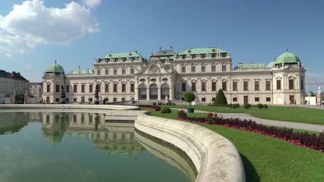 Obere-Belvedere-Palastfassade-Mit-Wasserbecken-Vor-Dem-Palast