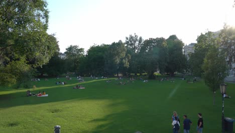 Gente-Disfrutando-De-La-Noche-En-El-Parque-Burggarten-En-Viena