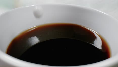 Milchkännchen-Wird-In-Eine-Tasse-Kaffee-Gegossen
