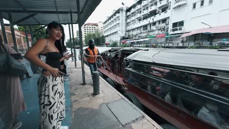 Un-Turista-Feliz-Espera-Un-Taxi-Fluvial-En-Los-Ríos-De-Bangkok