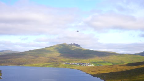 Avión-Volando-Sobre-El-Lago-Sorvagsvatn-Hacia-El-Aeropuerto-De-Vagar-En-Las-Islas-Feroe