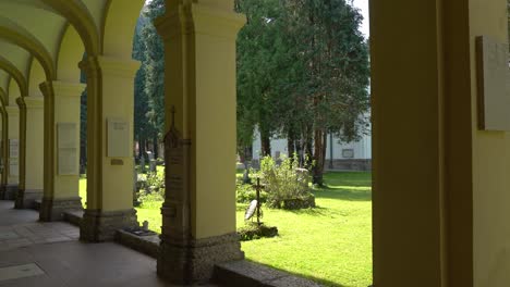 Verkleinern-Sie-Die-Säulen-Der-Korridore-In-Der-Rektoratskirche-St