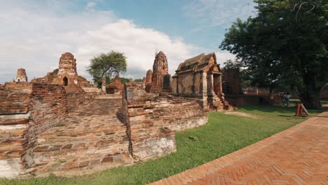 Explorando-Las-Famosas-Murallas-Y-Ruinas-Antiguas-De-Bangkok,-Donde-Una-Turista-Entusiasta-Captura-Momentos-Memorables-Con-Su-Cámara