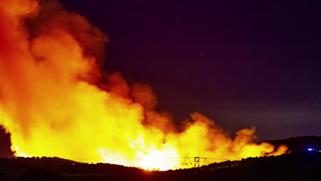 Sehr-Großer-Waldbrand-Mit-Hoch-Aufsteigenden-Flammen-In-Der-Nähe-Einer-Stromleitung