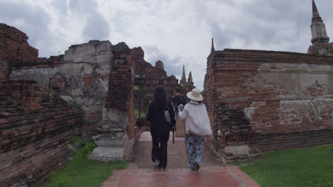Menschen-Gehen-Zu-Einem-Alten-Buddhistischen-Tempel-Wat-Mahathat