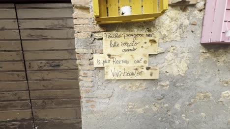 Motto-written-on-wood-for-grape-harvest-festival-of-medieval-Penna-in-Teverina-town-with-decorated-houses-and-streets,-Italy