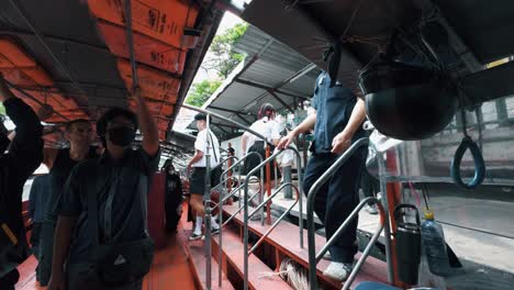 Menschen-Steigen-In-Bangkok-In-Das-Transportboot-Ein-Und-Aus