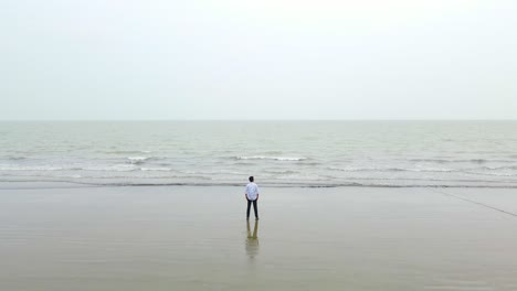Ein-Einsamer-Mann-Denkt-Nach,-Während-Er-Die-Weite-Aussicht-Auf-Eine-Meereslandschaft-Betrachtet