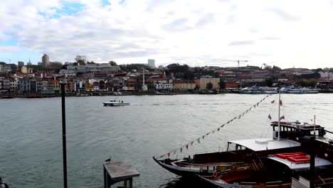 Barco-Rabelo-Amarrado-A-Lo-Largo-Del-Río-Duero-En-Porto
