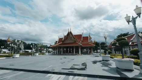 Blick-Auf-Den-Eingang-Zu-Einem-Leeren-Tempel-In-Bangkok,-Einem-Ruhigen-Und-Friedlichen-Ort