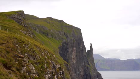 Felssäule-Trollkonufingur-An-Der-Küste-Von-Vagar-Auf-Den-Färöer-Inseln