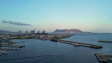 Diese-Luftperspektive-Bietet-Einen-Faszinierenden-Einblick-In-Die-Geschäftige-Welt-Der-Maritimen-Industrie-Und-Des-Maritimen-Handels-In-Dieser-Historischen-Region-Spaniens