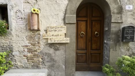 Weinlesefest-Im-Mittelalterlichen-Penna-In-Der-Stadt-Teverina-Mit-Geschmückten-Häusern-Und-Straßen,-Italien