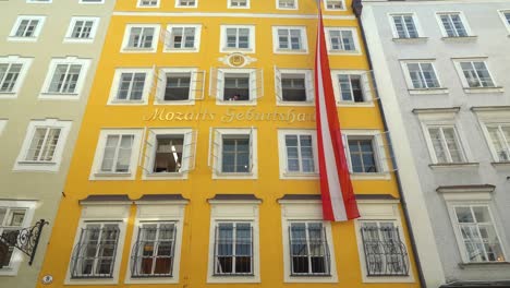 Touristen-Schauen-Durch-Das-Fenster-Von-Mozarts-Geburtshaus