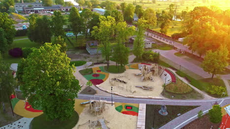 Luftaufnahme-Eines-Kinderparks-Mit-Vielen-Aktivitäten-Und-Fahrgeschäften-In-Der-Stadt