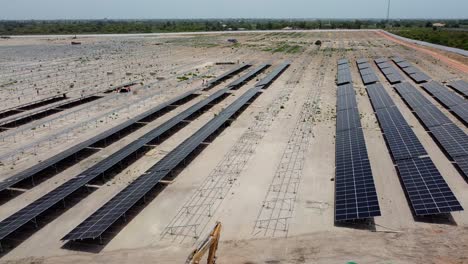 Bifaziales-Solar-PV-Kraftwerk-Im-Bau,-Gleitende-Luftbahn-Links-–-Nawec-Tbea,-Jambur,-Gambia,-Westafrika