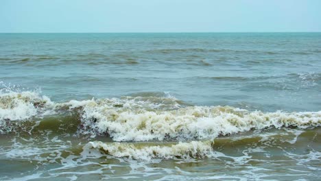 Trübe-Wellen-Krachen-Bei-Windigem-Wetter,-Bucht-Von-Bengalen,-Indischer-Ozean