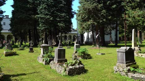 Sehr-Alte-Grabsteine-Des-Friedhofs-In-Der-Pfarrkirche-St