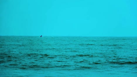 Fernsicht-Auf-Einen-Mann,-Der-Jetski-über-Blaues-Meerwasser-Im-Indischen-Ozean-Fährt