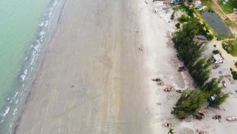 Playa-Del-Mar-De-Kuakata-Y-Barcos-De-Pesca-En-Canoa-A-La-Orilla-Del-Mar,-Bangladesh