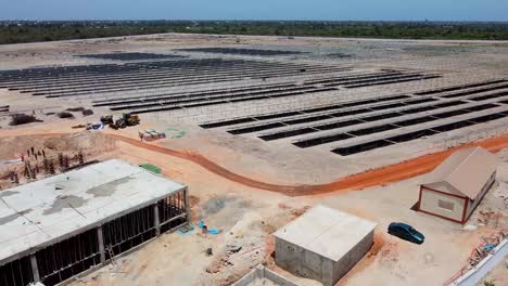 Luftaufnahme-Eines-Photovoltaikkraftwerks-Mit-Im-Bau-Befindlichen-Gebäuden-Und-Sonnenkollektoren-In-Jambur,-Gambia