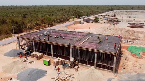Vista-Aérea-De-La-Sala-De-Control-Y-Conmutación-De-La-Planta-De-Energía-Fotovoltaica-En-Construcción-En-Jambur,-Gambia---África-Occidental