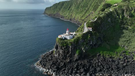 Epische-Kulisse-Des-Leuchtturms-Farol-Ponta-Do-Arnel-An-Der-Küste-Von-Sao-Miguel