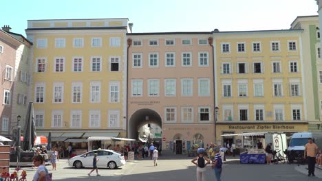 University-Square-has-several-noteworthy-buildings-that-frame-the-University-Square-and-the-area-of-the-Wiener-Philharmoniker-Gasse