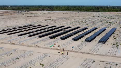 Vista-Aérea-De-La-Planta-De-Energía-Solar-Fotovoltaica-Con-Paneles-Solares-En-Construcción-En-Jambur,-Gambia