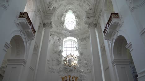 Die-Kollegienkirche-Ist-Heute-Pfarrkirche-Der-Universitätsnahen-Menschen-Und-Veranstaltungsort-Der-Salzburger-Festspiele