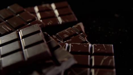 Tafeln-Schokolade-Fallen-Auf-Einen-Haufen