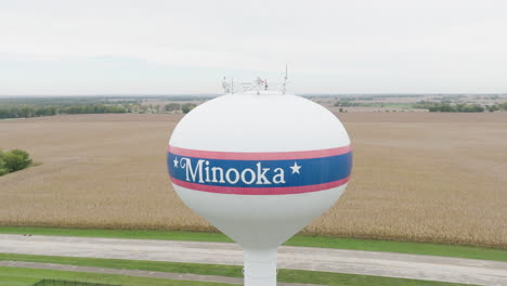 Luftaufnahme-Des-Minooka-Wasserturms-Mit-Blick-Auf-Das-Ackerland-Von-Illinois