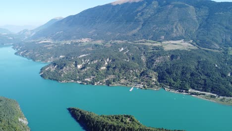 Lago-Monteynard-En-Francia,-Cerca-De-Grenoble,-Increíble-Color-De-Agua-Azul-Entre-Un-Impresionante-Paisaje-Verde