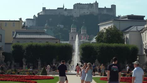 Das-Schloss-Mirabell-Mit-Seinen-Gärten-Ist-Ein-Denkmalgeschütztes-Kulturdenkmal-Und-Teil-Des-Historischen-Zentrums-Der-Stadt-Salzburg,-UNESCO-Weltkulturerbe