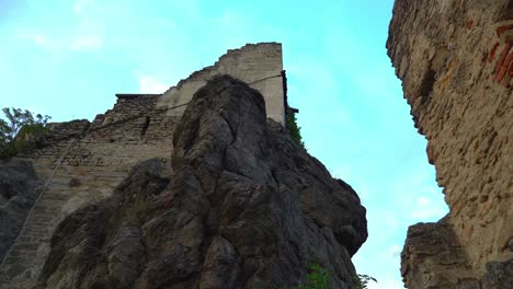 Zoom-In-on-Ruins-Durnstein-castle-in-Durnstein
