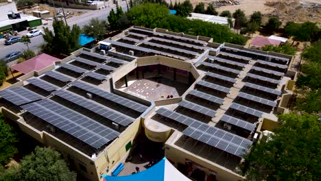 Paneles-Solares-En-El-Techo-De-Una-Escuela-En-Una-Aldea-Beduina-En-El-Néguev,-En-El-Sur-De-Israel.