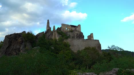 Mittelalterliche-Burg-Dürnstein-Auf-Dem-Felsvorsprung-Oberhalb-Der-Stadt