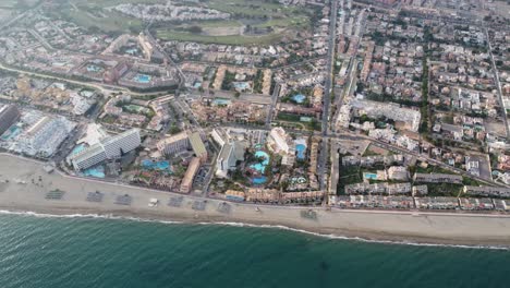 Luftaufnahmen-Der-Wunderschönen-Küste-Von-Roquetas-De-Mar-Im-Spanischen-Mittelmeerraum,-Gefilmt-Mit-Einer-Drohne