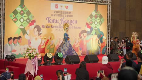 Eine-Indonesische-Frau-Präsentiert-Während-Des-Modenschau-Wettbewerbs-Traditionelle-Kleidung-Auf-Der-Bühne